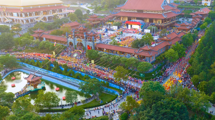 Khung cảnh rực rỡ trong ngày tổ chức đại lễ Phật đản 2023 tại chùa Ba Vàng .