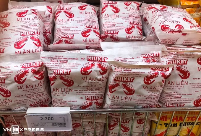 Mỳ gói "hai con tôm" trên kệ siêu thị. Ảnh: Quỳnh Trần