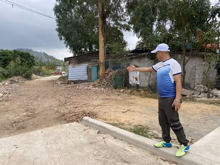 Phần đất sắp tới ông Khởi sẽ hiến để đấu nối đường. 