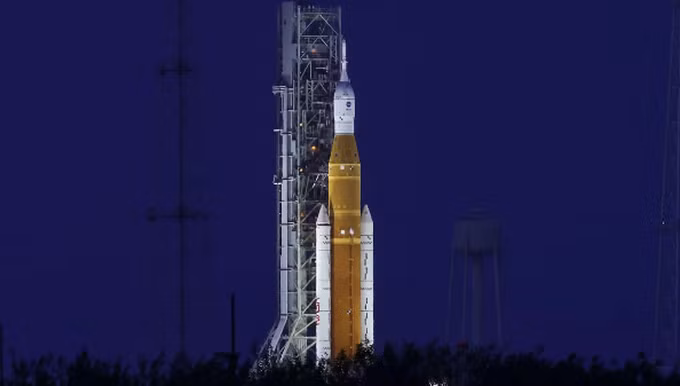 Tên lửa Hệ thống Phóng Không gian (SLS) của NASA tại Trung tâm Vũ trụ Kennedy, Florida (Ảnh: NASA).