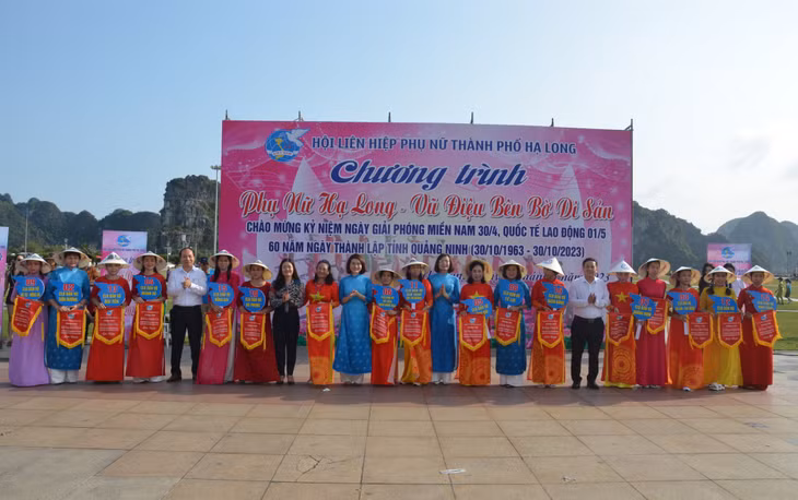 Ban Tổ chức và các đại biểu trao cờ lưu niệm cho các đội tham gia.