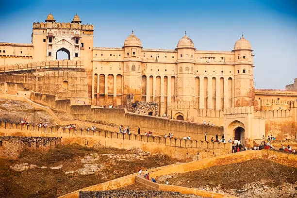 Pháo đài Amber (Ấn Độ) được xây dựng vào đầu thế kỷ 17 bởi nhà cai trị Mughal của Rajasthan. Điểm nhấn hoàn hảo cho pháo đài Amber chính là vị trí toạ lạc trên đồi cao, phản chiếu hình ảnh xuống hồ Maotha xanh biếc. Càng đi sâu vào bên trong, du khách càng bị hớp hồn với những bức tường, đường nét chạm khắc, hoạ tiết mang dấu ấn của đạo Hồi và đạo Hindu. Ảnh: iStock.