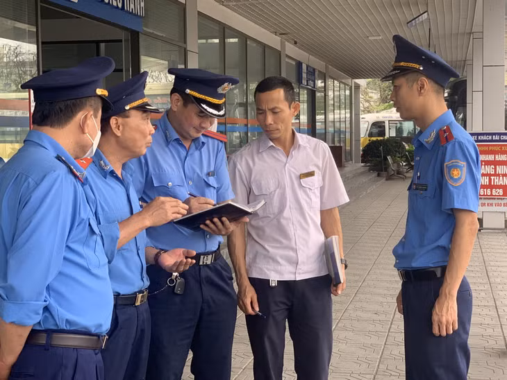 Lực lượng chức năng kiểm tra, nhắc nhở lái xe nghiêm chỉnh chấp hành các quy định về ATGT.