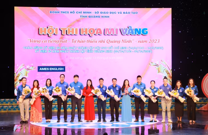 Ban Tổ chức hội thi tặng hoa cho đại diện 14 đội thi.