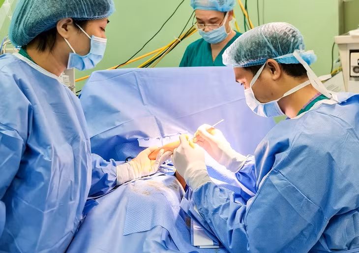 Các bác sĩ phẫu thuật cho bệnh nhi. Ảnh: BVCC.