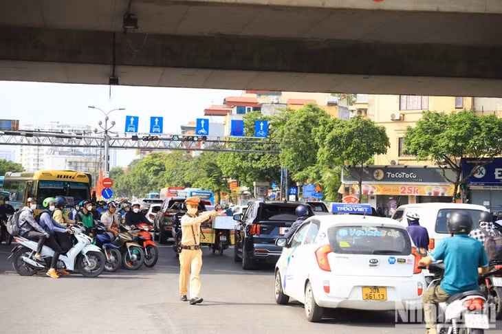 Cảnh sát giao thông làm nhiệm vụ phân luồng giao thông chiều 3/5 tại Hà Nội.