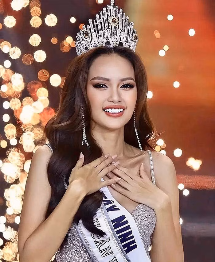 Mới đây nhất, Hoa hậu Ngọc Châu thừa nhận không thể tốt nghiệp ngành Công nghệ sinh học tại Đại học Tôn Đức Thắng vì quá hạn đào tạo. Hoa hậu cho biết thời điểm đó cô bị cuốn vào những cuộc thi và phải lựa chọn con đường cho riêng mình.