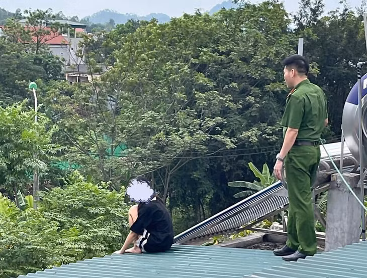 Trưởng Công an xã Hương Sơn tuyên truyền, vận động cô gái bỏ ý định tự tử. Ảnh: CACC.