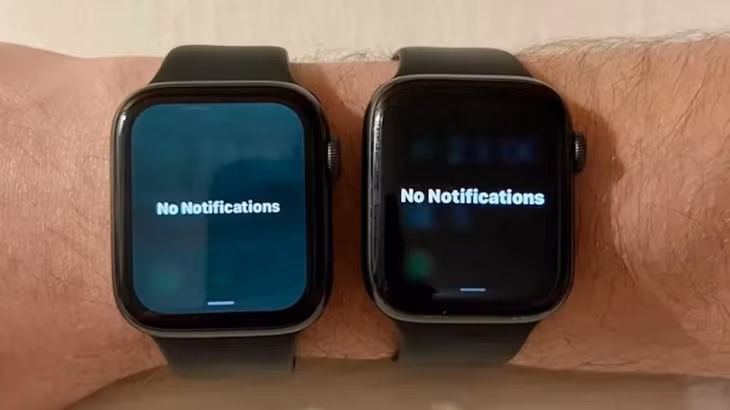 Màn hình nền Apple Watch có màu xanh khác biệt so với tông màu đen trước khi cập nhật watchOS mới.