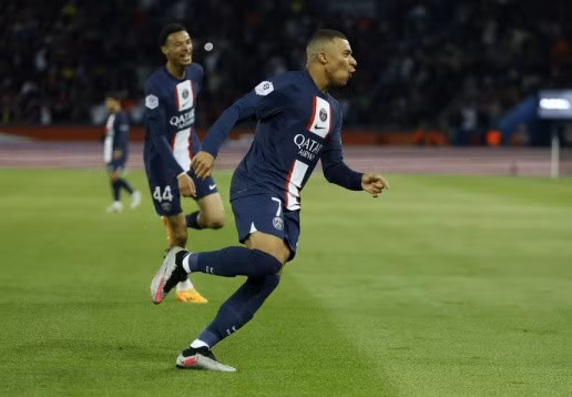 Trong ít phút đầu hiệp hai (47 và 54), Mbappe tỏa sáng với cú đúp. Bàn thắng đầu tiên từ cú sút cận thành. Pha lập công thứ hai của "Ninja Rùa" là một siêu phẩm volley tung nóc lưới đội khách. Những phút cuối, Ajaccio còn nhận bàn thua thứ 5 sau tình huống phản lưới của hậu vệ Mohamed Youssouf. Mbappe trở thành cầu thủ đầu tiên của thế kỷ 21 ghi 25 bàn trong 4 mùa Ligue 1.
