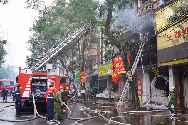 Hiện trường vụ cháy tại số 144 phố Văn Cao, quận Ngô Quyền, thành phố Hải Phòng