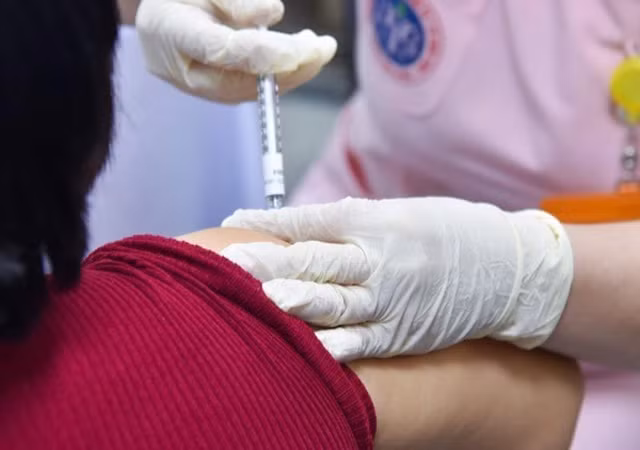 Sẽ đưa vaccine COVID-19 vào tiêm chủng thường xuyên. Ảnh: VGP/HM