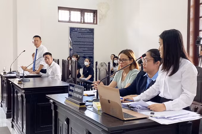 Các đương sự tại tòa hôm nay. Ảnh: Hải Duyên