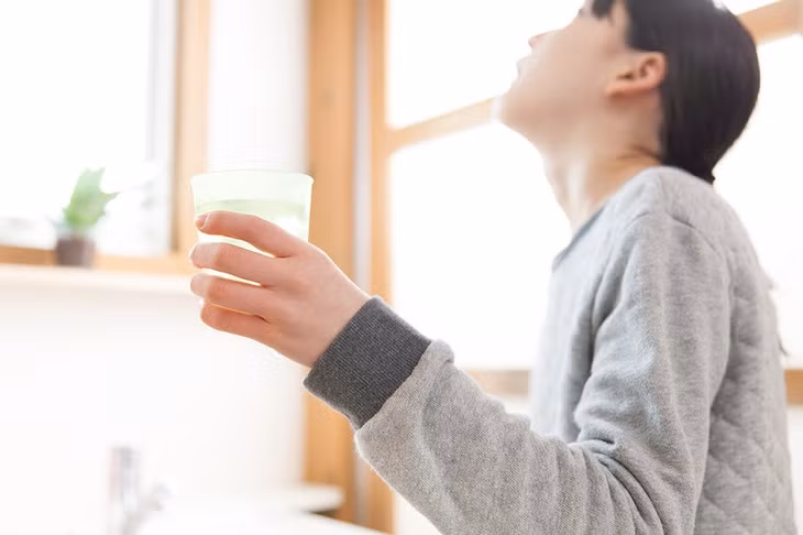 Người dân chọn nước súc miệng có chứa Fluor và không có chất alcohol. Ảnh: Bandh.