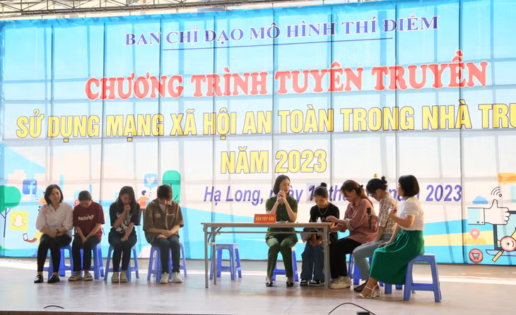 Sinh viên Trường Cao đẳng Y tế Quảng Ninh tuyên truyền sử dụng mạng xã hội an toàn bằng hình thức sân khấu hóa.