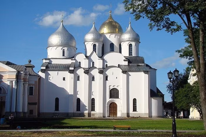 Điện Novgorod Detinets (Nga) là trụ sở của Nga từ thế kỷ 11 đến thế kỷ 15. Du khách có thể tham quan các địa danh nổi tiếng như nhà thờ trí tuệ với mái vòm bằng bạc, bảo tàng Novgorod và tượng đài thiên niên kỷ của Nga. Ảnh: iStock.