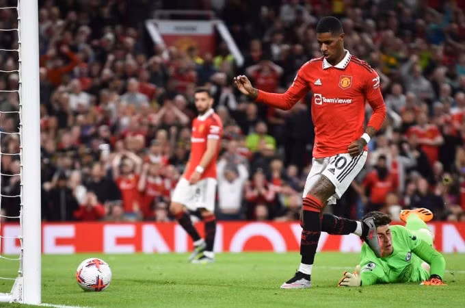 Rashford ghi bàn nâng tỷ số lên 4-0 cho Man Utd. Ảnh: EPA