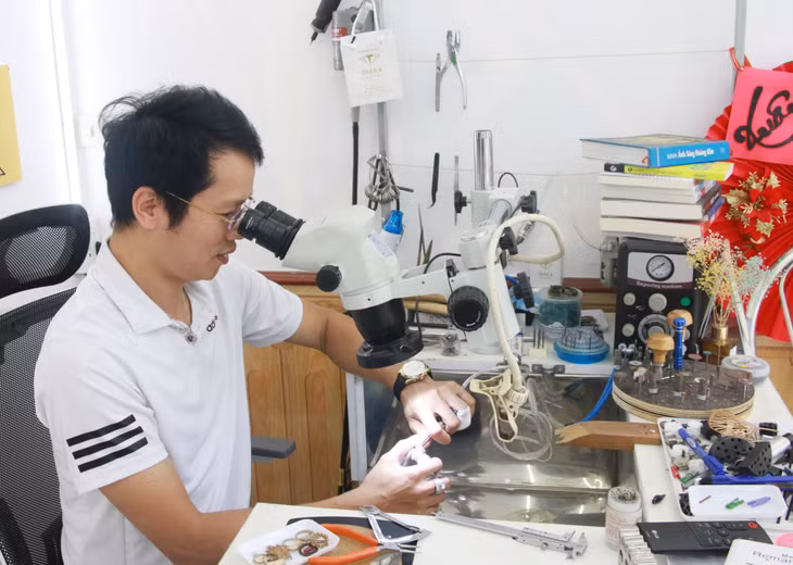 Anh Nguyễn Văn Ngọc Tiến (TP Hạ Long) là một trong số ít người xây dựng thương hiệu trang sức tự thiết kế hiện nay tại Quảng Ninh.