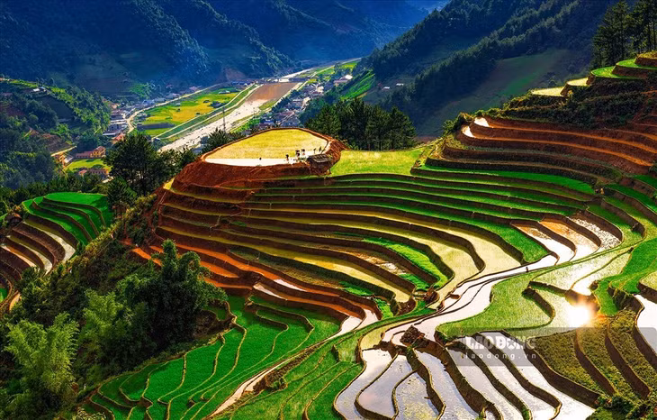 Một địa phương khác nơi vùng cao Tây Bắc cũng có những thửa ruộng bậc thang vô cùng cuốn hút. Để có những thửa ruộng, người Mông ở Mù Cang Chải phải chọn những vùng đất trên triền đồi, sườn núi có diện tích khá rộng, độ dốc vừa phải và vị trí thuận lợi để đón nước mưa, nước suối.