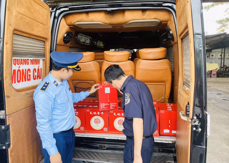 Cán bộ Trạm Km15 kiểm tra phương tiện qua trạm. (Ảnh chụp tháng 1/2023). (Ảnh do đơn vị cung cấp)