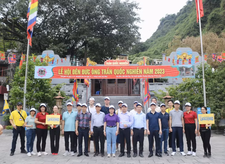 Với FWT, du khách được khám phá các di tích lịch sử và văn hóa của TP Hạ Long.