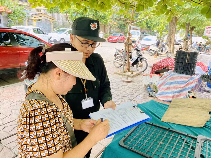 Chị Hoàng Thị Loan, tổ 4, khu 4, phường Hồng Hải, TP Hạ Long, chủ cơ sở kinh doanh tạp hoá tại chợ Cột 3 ký cam kết không sử dụng trái phép lòng đường, vỉa hè để bày bán hàng hóa.