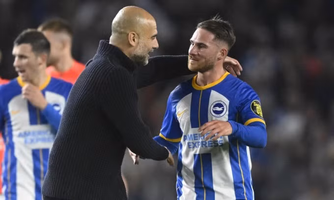 Guardiola chúc mừng tiền vệ Brighton Alexis Mac Allister sau trận đấu. Ảnh: Reuters