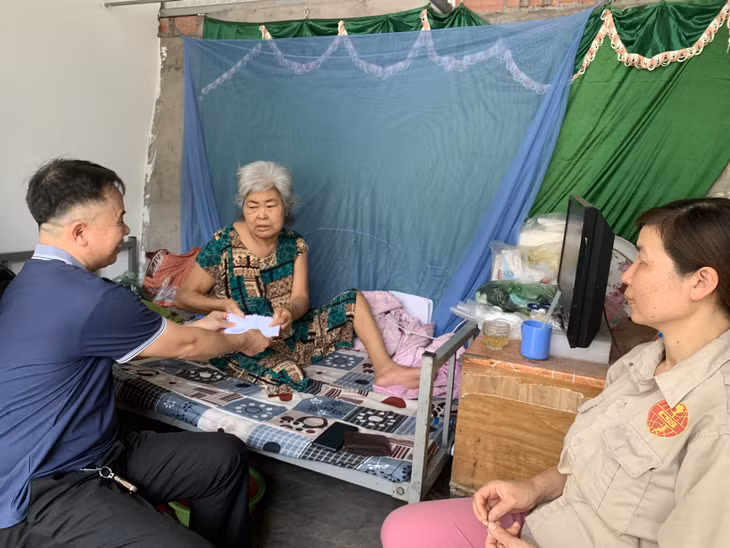 Bà Chu Thị Thuỷ, phường Hà Lầm, TP Hạ Long, có hoàn cảnh đặc biệt khó khăn đã được giúp đỡ.