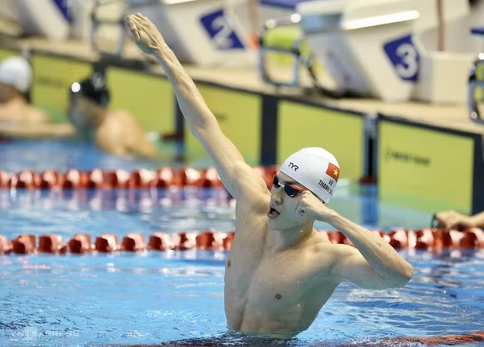 Thanh Bảo phấn khích mừng chiến thắng cùng kỷ lục SEA Games 200m ếch. Ảnh: Hiếu Lương