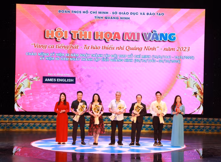 Ban Tổ chức hội thi tặng hoa cho Ban Giám khảo.