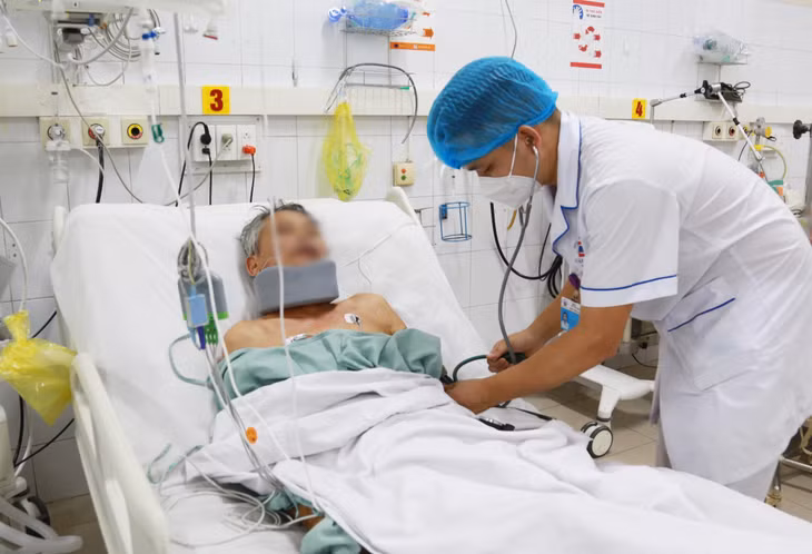 Sau mổ, bệnh nhân bị TNGT được theo dõi điều trị và chăm sóc tại Khoa Hồi sức tích cực - chống độc, Bệnh viện Đa khoa tỉnh.
