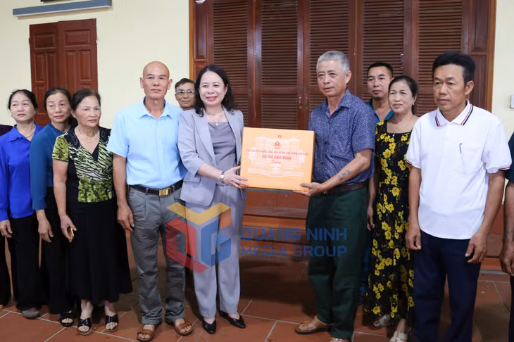 Phó Chủ tịch nước Võ Thị Ánh Xuân tặng quà người dân thôn Khê Thượng, xã Việt Dân (5-2023). Ảnh: Nguyễn Thanh