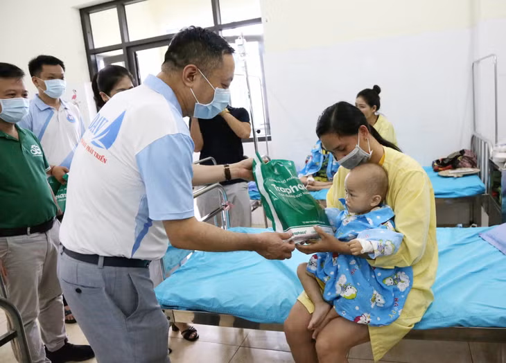 Đoàn thiện nguyện tặng quà cho bệnh nhân khó khăn đang điều trị tại Trung tâm Y tế huyện Bình Liêu.