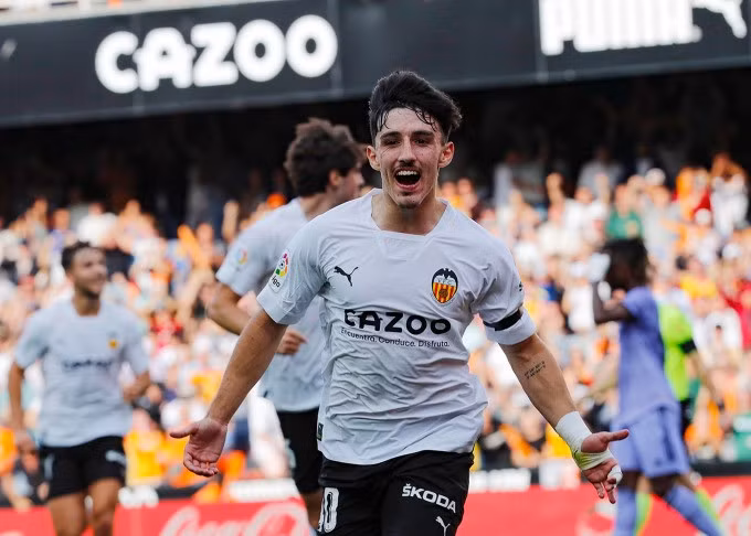 Lopez mừng sau khi ghi bàn cho Valencia. Ảnh: AS