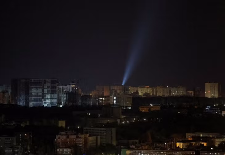 Binh sĩ Ukraine dùng đèn rọi tìm kiếm máy bay không người lái trên bầu trời thành phố Kiev ngày 8/5. Ảnh: Reuters