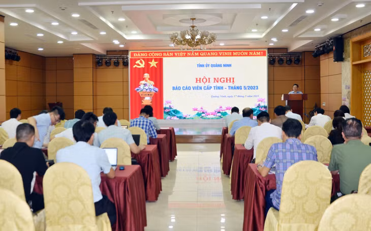 Đồng chí Trương Đắc Thời, Phó Giám đốc BHXH tỉnh, thông tin về chuyên đề “Triển khai công tác tuyên truyền chính sách, pháp luật về BHXH, BHYT, bảo hiểm thất nghiệp trong Tháng vận động triển khai BHXH toàn dân”.