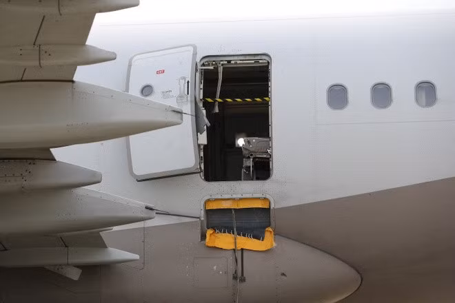 Hành khách tự ý mở cửa máy bay giữa không trung.