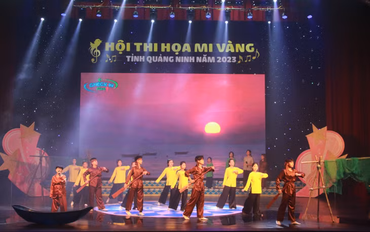Tiết mục đơn ca "Bám biển quê hương" của đội thi TP Cẩm Phả.