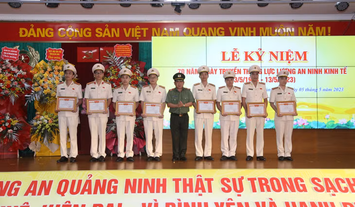 Thiếu tướng Đinh Văn Nơi - Giám đốc Công an tỉnh trao tặng Giấy khen cho các cá nhân đã có thành tích xuất sắc trong phong trào thi đua chào mừng kỷ niệm 70 năm Ngày truyền thống lực lượng An ninh kinh tế.