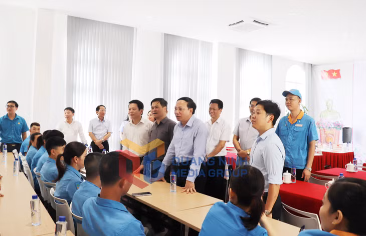 Đồng chí Bí thư Tỉnh ủy dành thời gian trò chuyện với các công nhân làm việc trong KCN Cảng biển Hải Hà.
