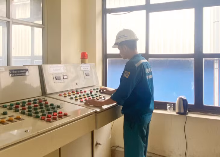 Công nhân Nhà máy nước Diễn Vọng vận hành hệ thống xử lý nước.