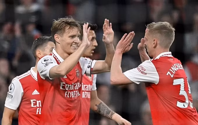 Odegaard mừng bàn thắng cùng Zinchenko (phải). Ảnh: Reuters