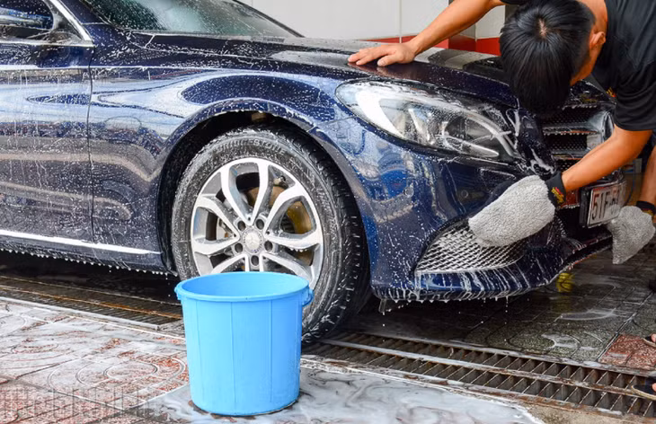Lau xe thường xuyên nhưng không đúng cách sẽ làm cho lớp sơn xe bị ảnh hưởng