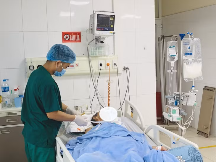 Công việc hằng ngày của điều dưỡng Nguyễn Văn Diễn tại Khoa Hồi sức tích cực ung bướu, Bệnh viện Bãi Cháy (TP Hạ Long).