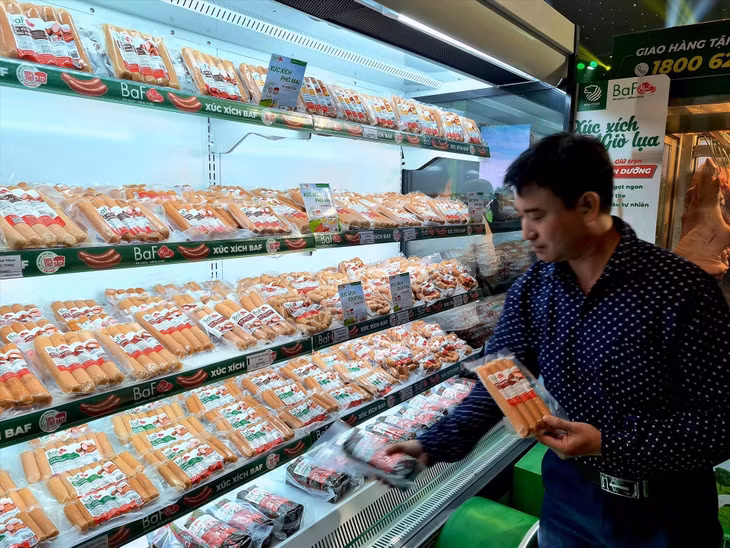 Các sản phẩm chăn nuôi trong nước đang phải chịu áp lực cạnh tranh trước thịt giá rẻ nhập ngoại. Ảnh: Vũ Long
