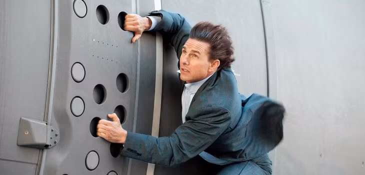 Tom Cruise mạo hiểm đóng nhiều cảnh nguy hiểm.