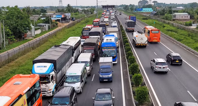 Vụ tai nạn làm kẹt xe khoảng 5 km. Ảnh: Nam An
