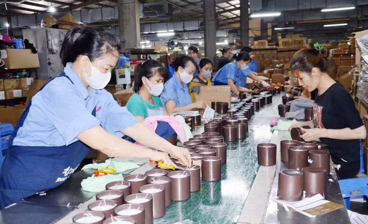 Công nhân làm việc tại Phân xưởng Đóng gói, Công ty TNHH MTV Nến Nghệ thuật AIDI Việt Nam (KCN Cái Lân, TP Hạ Long) (5-2023). Ảnh: Dương Trường
