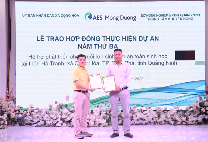 Trao hợp đồng thực hiện dự án “Hỗ trợ phát triển chăn nuôi lợn sinh sản an toàn sinh học” năm thứ ba, giai đoạn 2023-2024 giữa Công ty TNHH Điện lực AES Mông Dương và Trung tâm Khuyến nông tỉnh Quảng Ninh.