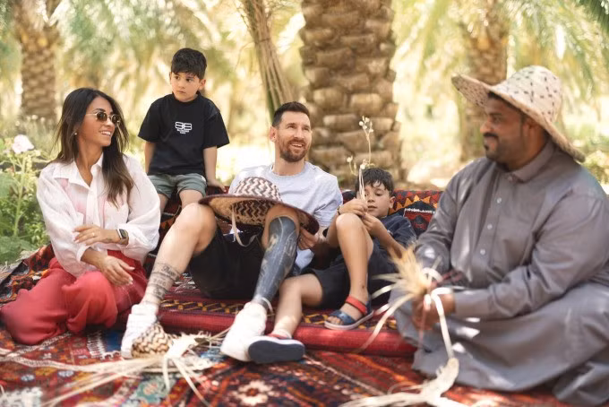 Messi cùng vợ con quảng bá du lịch cho Arab Saudi. Ảnh: Sportsmail